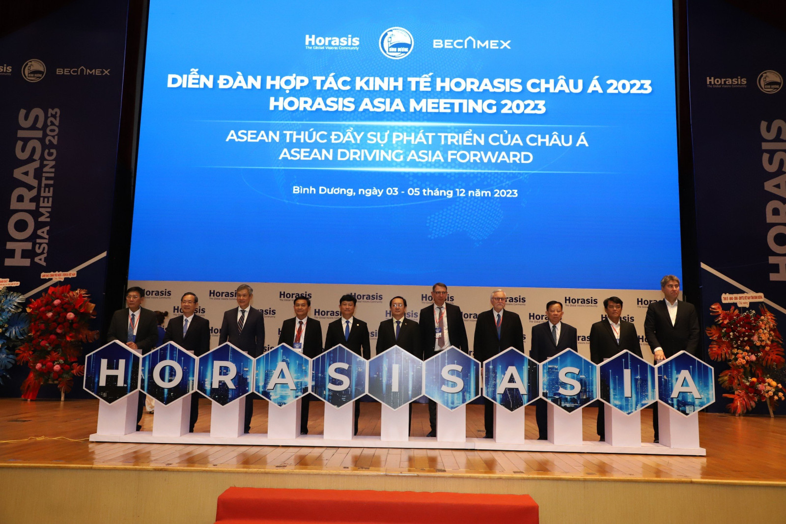 Đại biểu thực hiện nghi thức khai mạc Diễn đàn hợp tác kinh tế Horasis Châu Á 2023.